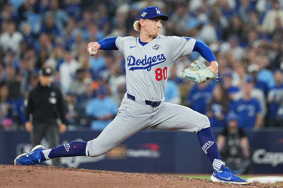 6回、無死満塁のピンチでマウンドに上がったドジャースのエメット・シーハン【写真:ロイター】