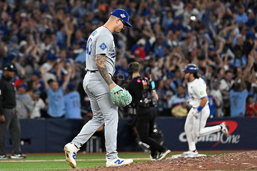 6回に満塁本塁打を浴びたドジャースのバンダ【写真：ロイター】
