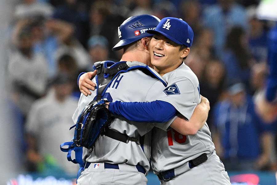 ドジャースの山本由伸(右)【写真:ロイター】