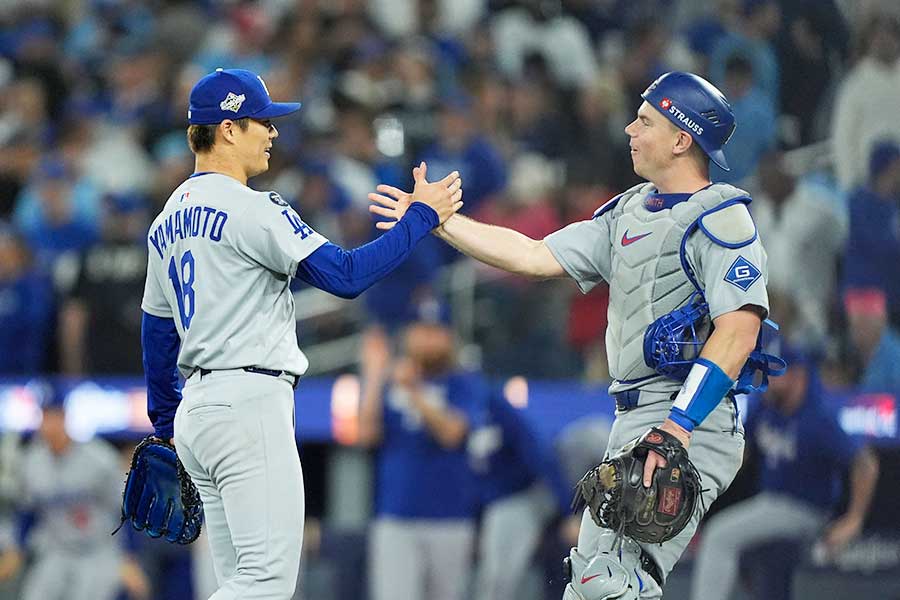 9回を完投し、スミスと勝利を祝福するドジャースの山本由伸（左）【写真：ロイター】