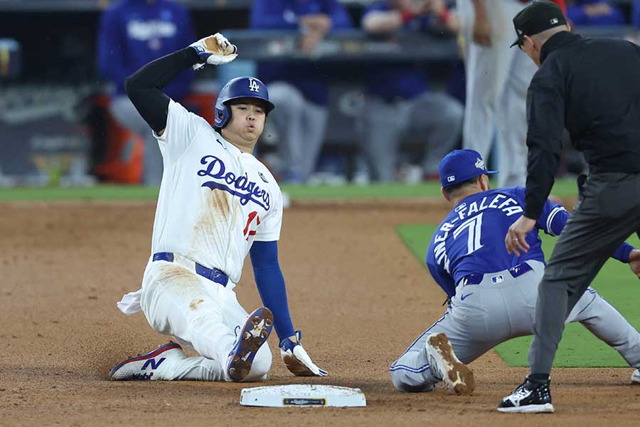 二塁に進塁したドジャースの大谷翔平（左）【写真：ロイター】