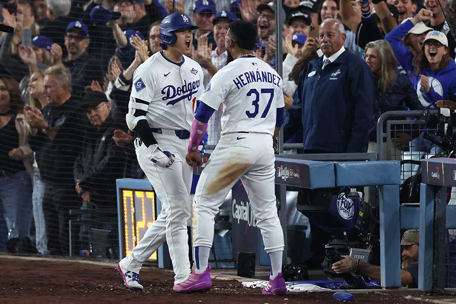 ブルージェイズ戦で本塁打を放ったドジャースの大谷翔平（左）【写真：ロイター】