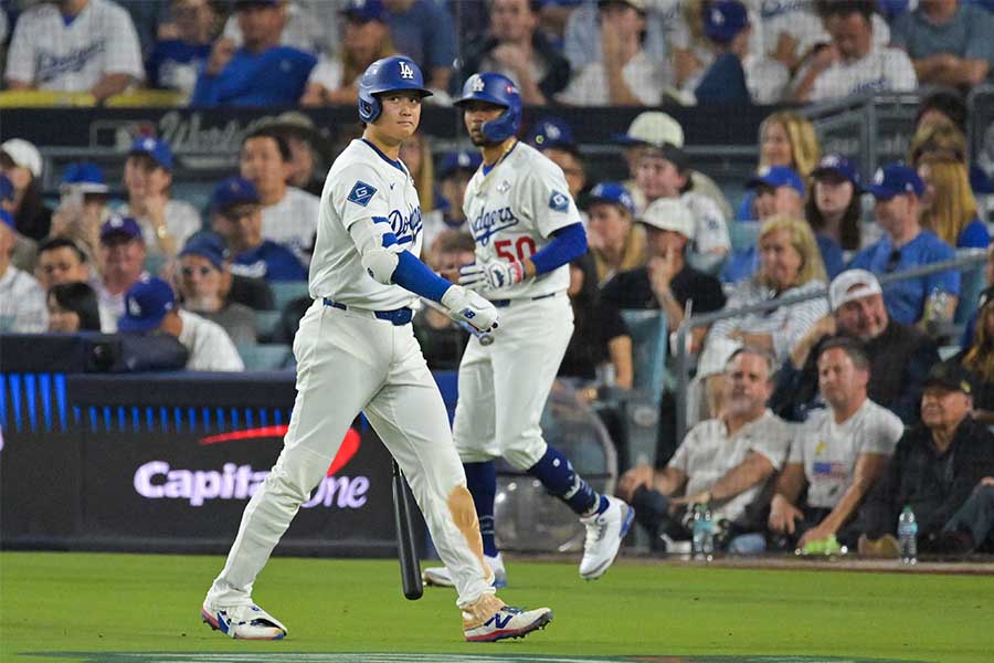 ドジャースの大谷翔平（左）とムーキー・ベッツ【写真：ロイター】