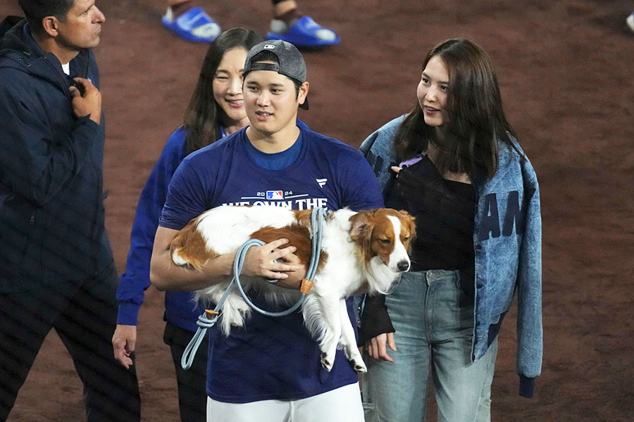 ドジャースの大谷翔平（中央）と妻の真美子さん（右）【写真：AP/アフロ】