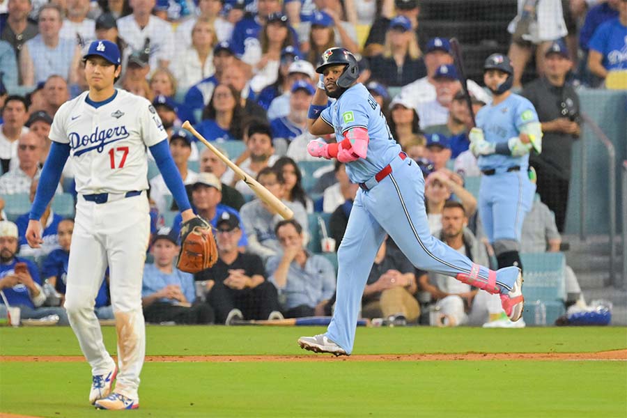 WS第4戦、大谷から逆転2ランを放つゲレーロJr.【写真:ロイター】