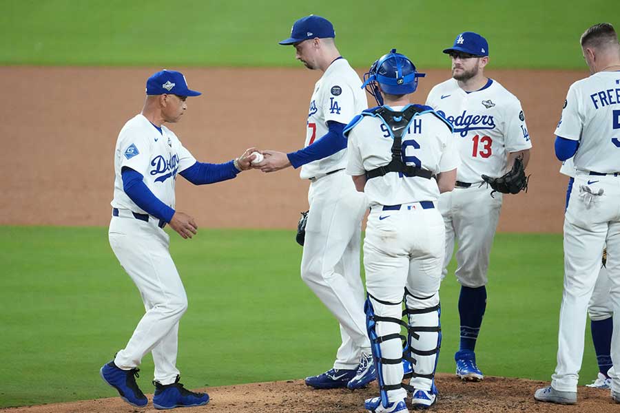 7回途中5失点でマウンドから降りるドジャースのブレイク・スネル（中央）【写真：ロイター】
