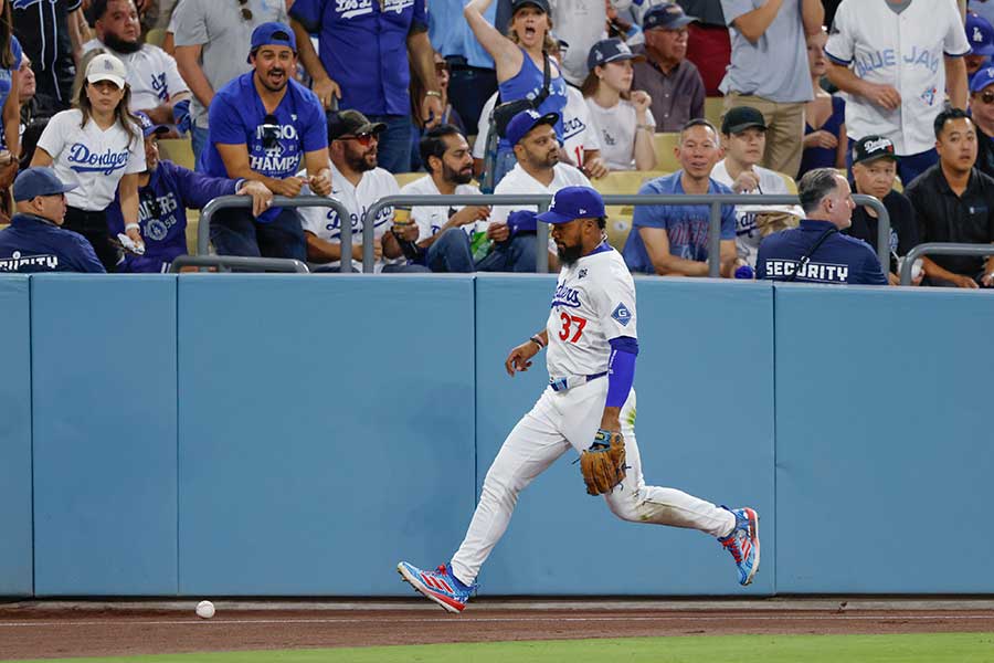 打球を後逸し、三塁打を許したドジャースのテオスカー・ヘルナンデス【写真:UPI/アフロ】