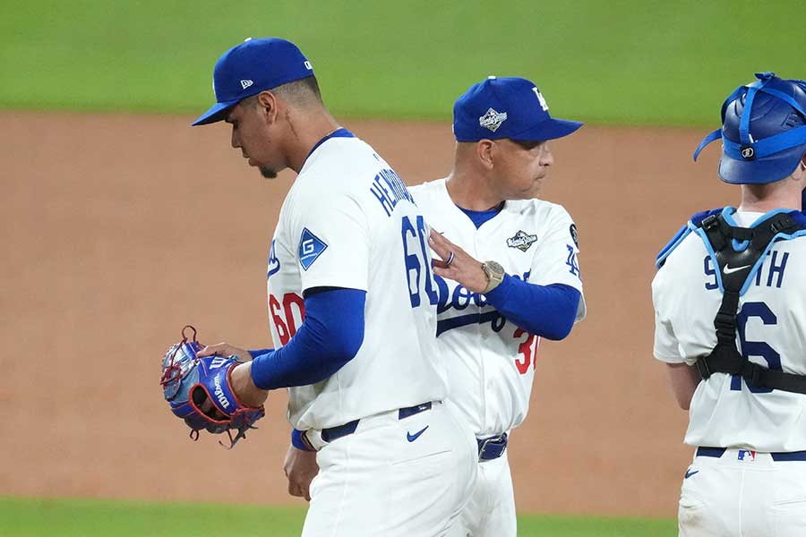 ワールドシリーズ第5戦で降板するエンリケス【写真:ロイター】
