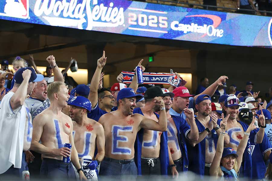 声援を送るブルージェイズのファン【写真：ロイター】