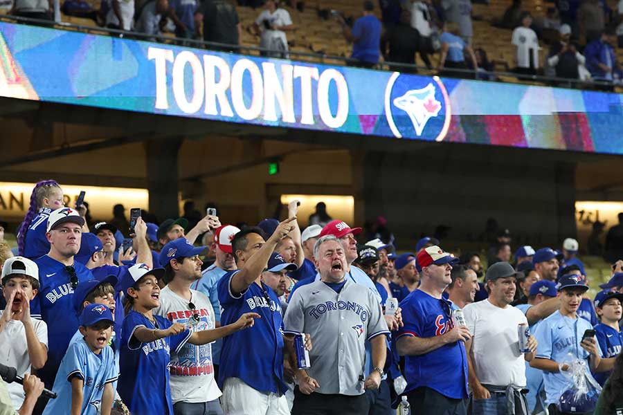 試合を見るブルージェイズのファン【写真:ロイター】