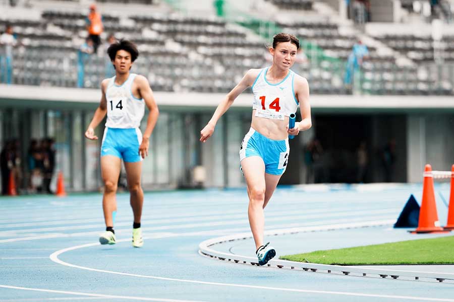 少年女子A300メートル障害で優勝したガードナ・レイチェル麻由、さらにリレーでも力走した【写真：中戸川知世】