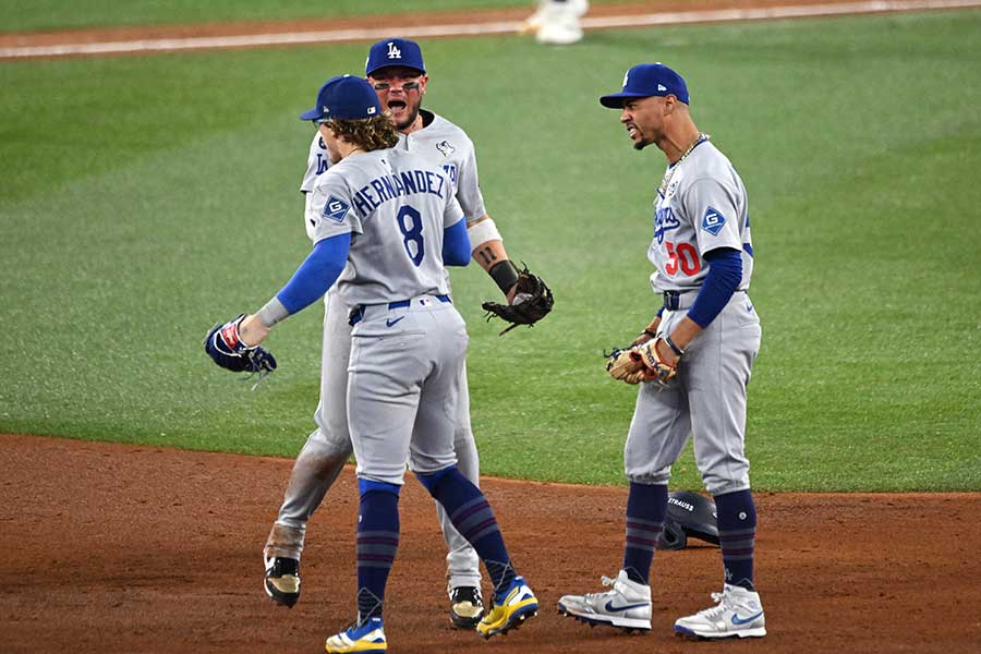勝利したドジャース【写真：ロイター】