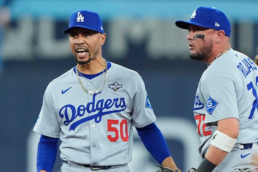 勝利し吠えたドジャースのムーキー・ベッツ（左）【写真：ロイター】
