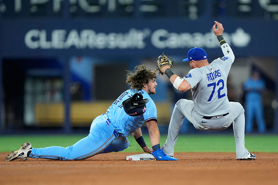 走塁ミスを犯したブルージェイズのアディソン・バーガー（左）【写真：ロイター】