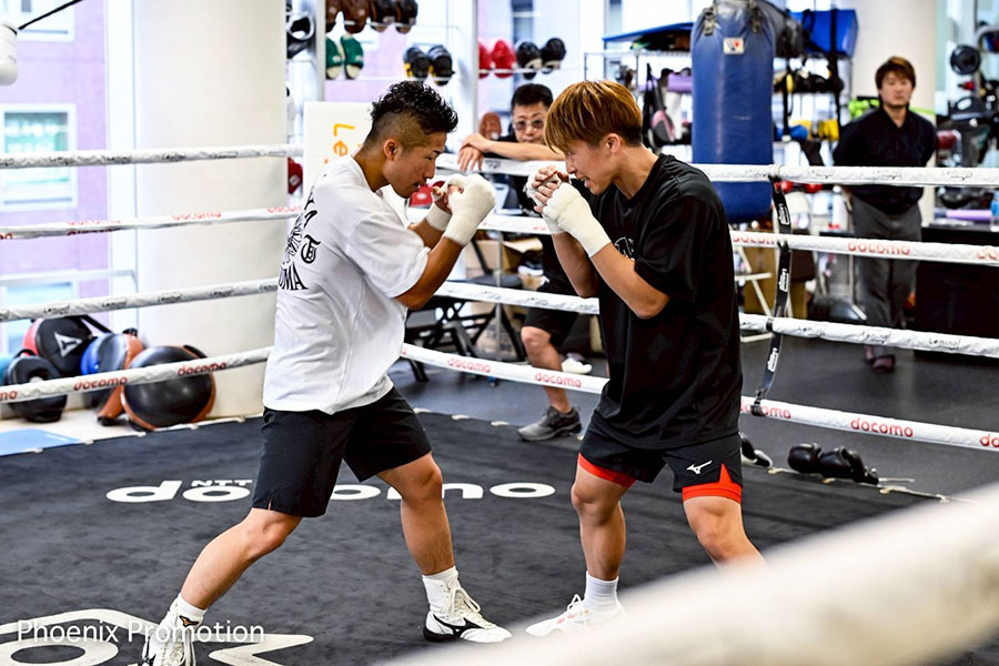 調整を行った井上拓真（左）と兄の井上尚弥【写真：大橋ジム提供】