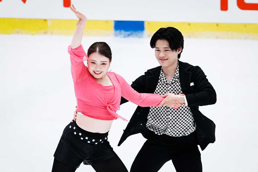 全日本選手権のアイスダンス予選会に出場した（左）と西山真瑚【写真：中戸川知世】