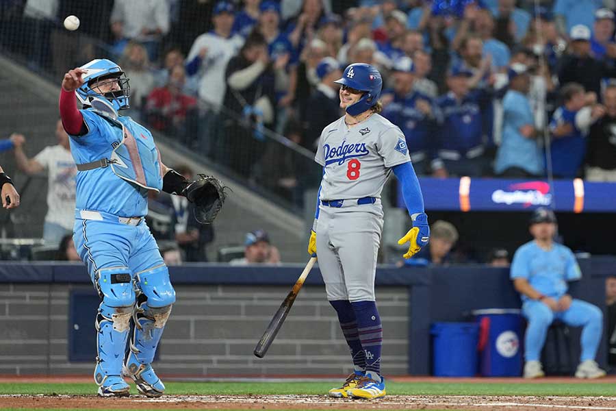 ドジャースのエンリケ・ヘルナンデス（右）【写真：ロイター】