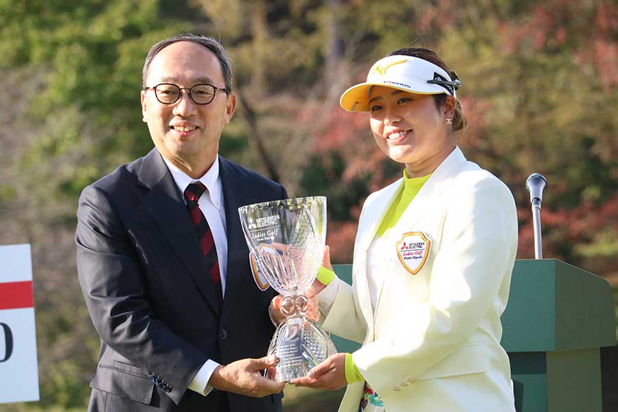 三菱電機レディスで優勝した仲村果乃(右)【写真:柳田通斉】