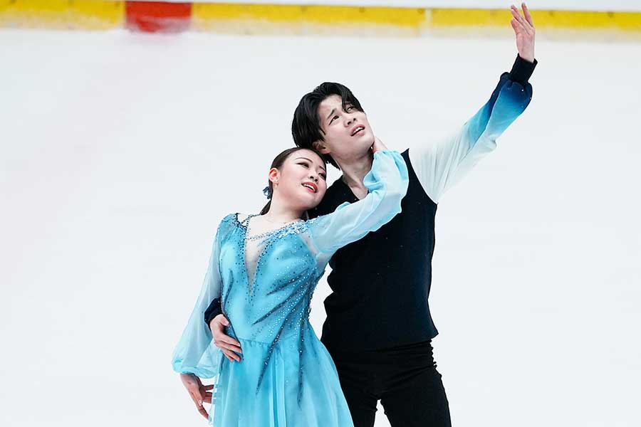 全日本選手権のアイスダンス予選会に出場した紀平梨花（左）と西山真瑚【写真：中戸川知世】