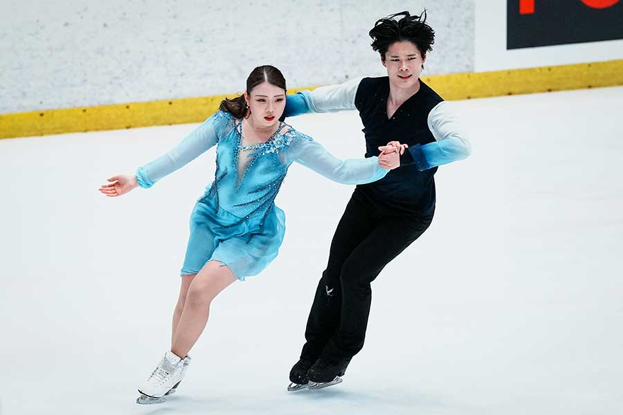 全日本選手権のアイスダンス予選会に出場した紀平梨花（左）と西山真瑚【写真：中戸川知世】