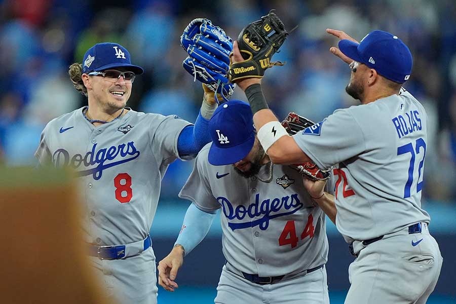 ドジャースのキケ・ヘルナンデス(左)【写真:ロイター】