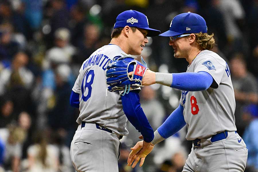 ドジャースの山本由伸（左）とエンリケ・ヘルナンデス【写真：ロイター】