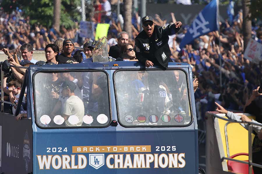 優勝パレードを行うドジャース【写真:ロイター】