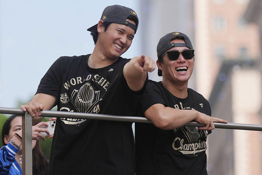 ドジャースの大谷翔平と山本由伸（右）【写真：ロイター】