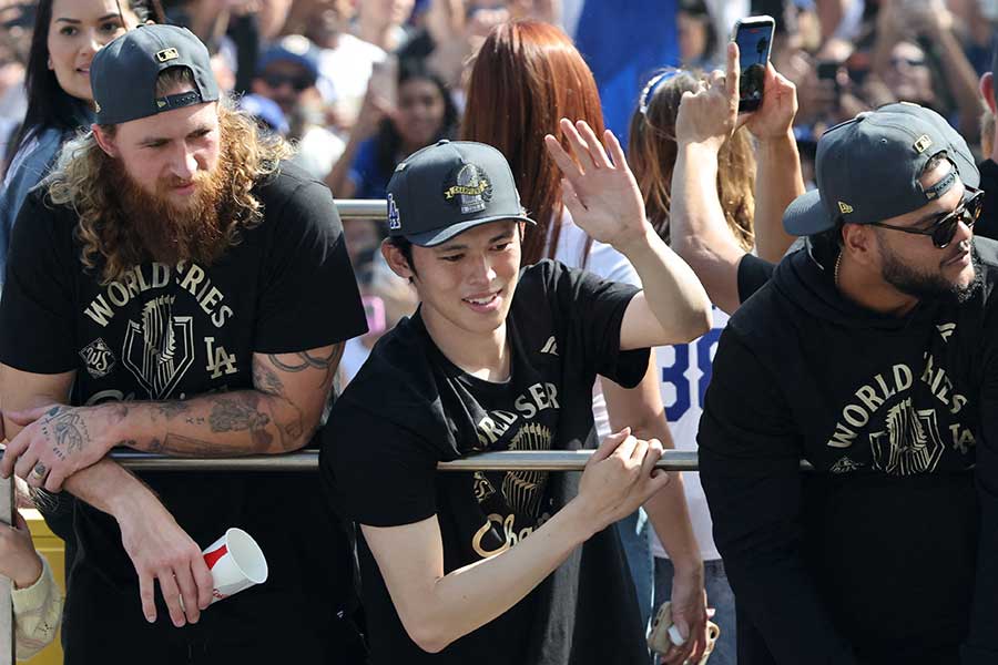 優勝パレードに登場したドジャースの佐々木朗希（真ん中）【写真：ロイター】