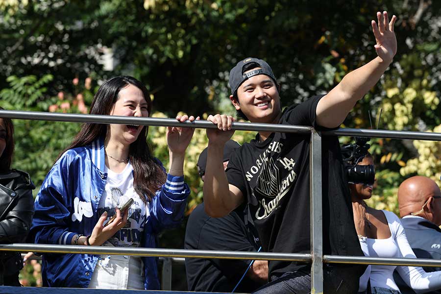 ドジャースの大谷翔平（右）と妻の真美子さん【写真：ロイター】