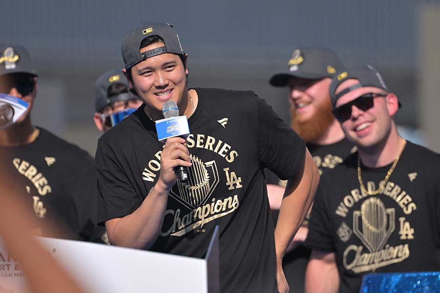 セレモニーでスピーチを行ったドジャースの大谷翔平【写真:ロイター】