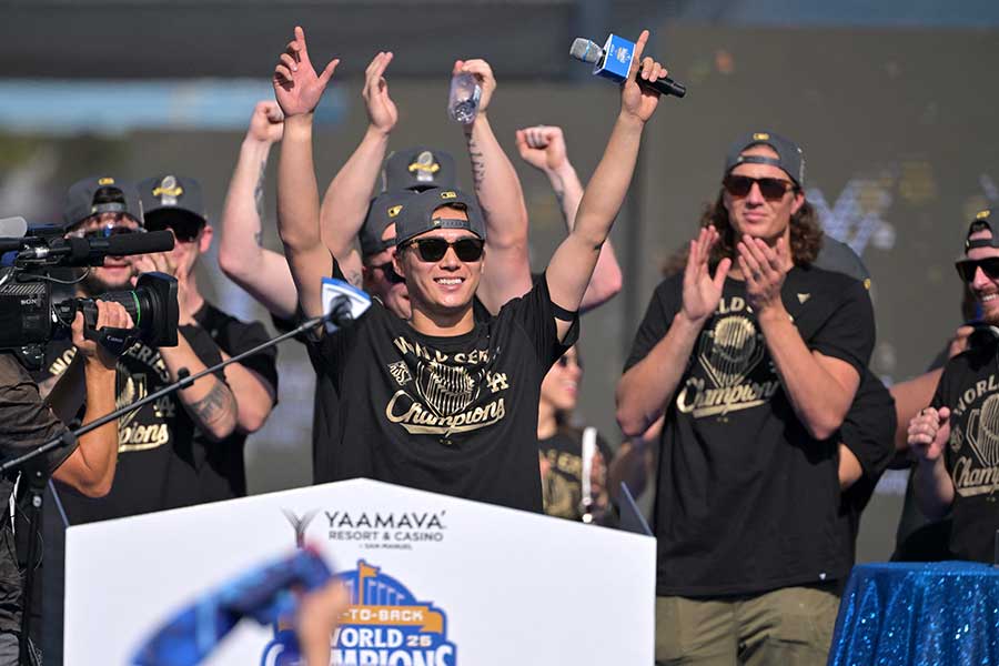 ドジャースの山本由伸(中央)【写真:ロイター】