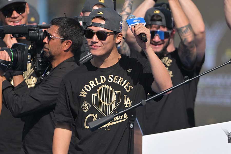 セレモニーでスピーチしたドジャースの山本由伸【写真：ロイター】