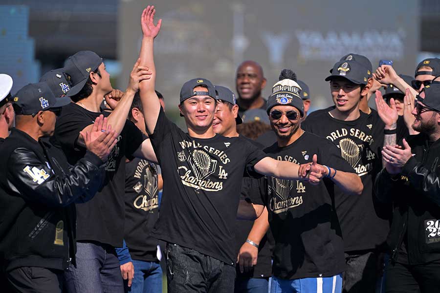 セレモニーでスピーチしたドジャースの山本由伸【写真：ロイター】