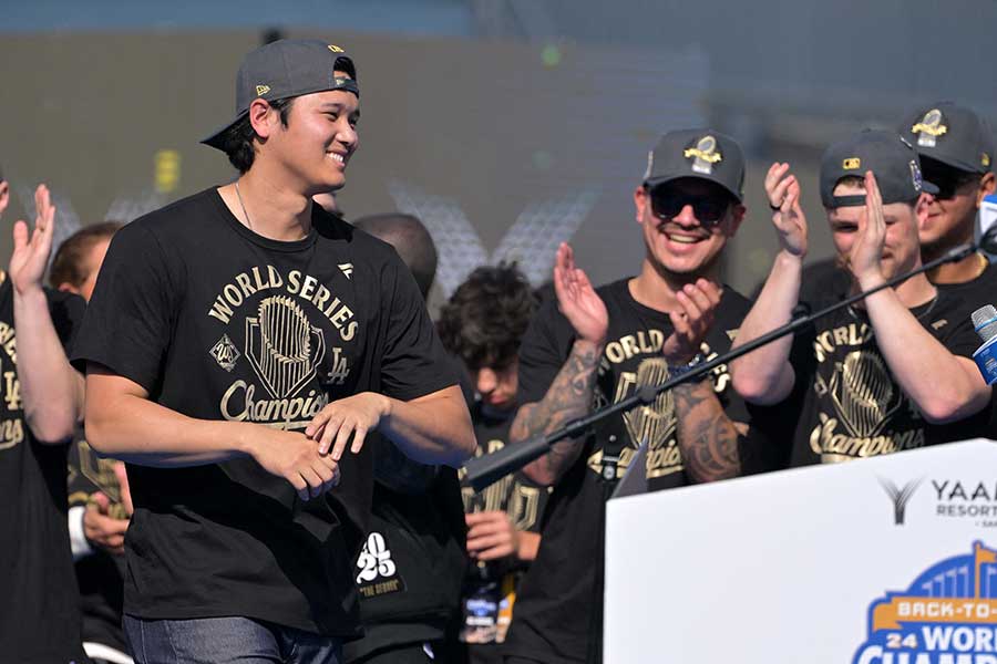 セレモニーでスピーチを行ったドジャースの大谷翔平【写真:ロイター】