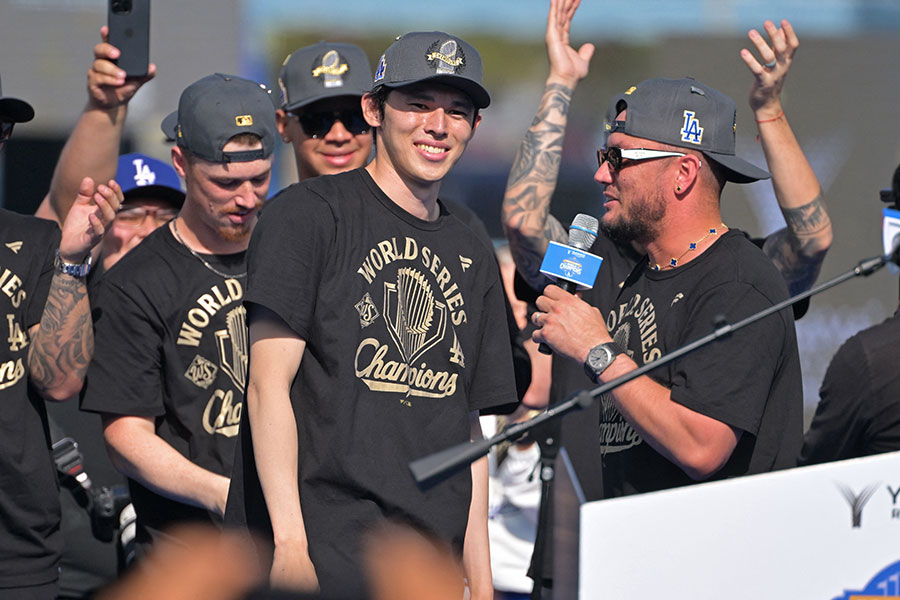 ドジャースの佐々木朗希（中央）【写真：ロイター】