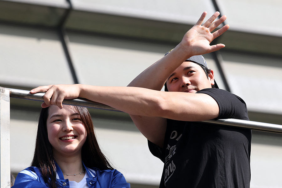 ドジャースの大谷翔平（右）と妻の真美子さん【写真：ロイター】