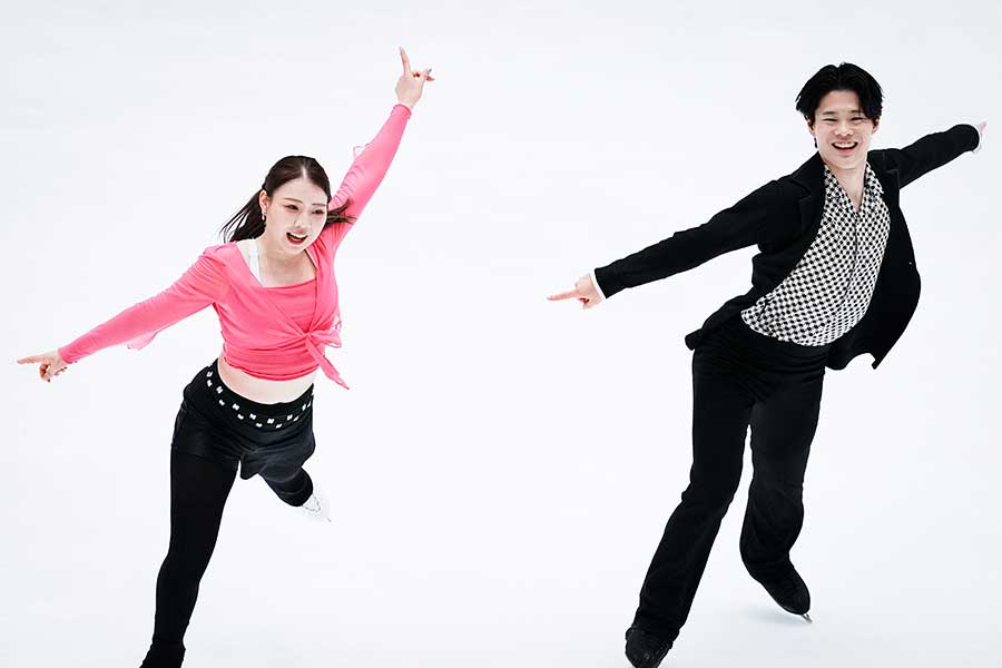 全日本選手権のアイスダンス予選会に出場した紀平梨花（左）と西山真瑚【写真：中戸川知世】