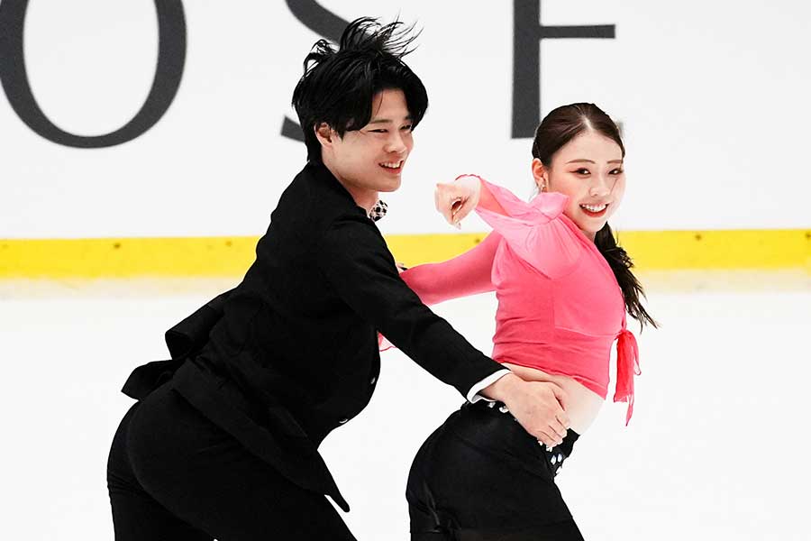 全日本選手権のアイスダンス予選会に出場した西山真瑚（左）と紀平梨花【写真：中戸川知世】