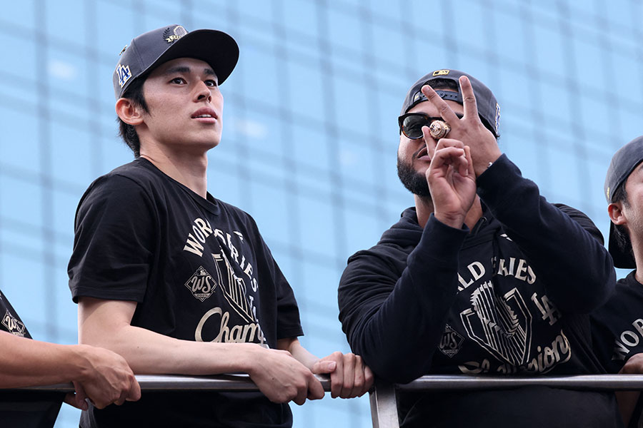 ドジャースの佐々木朗希（左）【写真：ロイター】