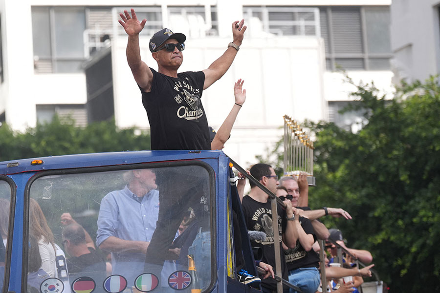 優勝パレードに登場したドジャースのデーブ・ロバーツ監督【写真:ロイター】