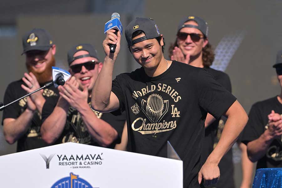 優勝パレードに登場したドジャースの大谷翔平【写真：ロイター】