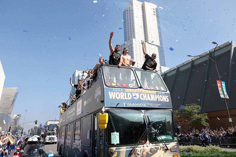 優勝パレードに参加したドジャースの選手たち【写真:ロイター】