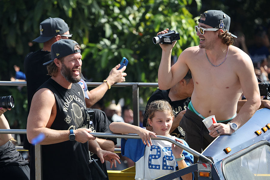 優勝パレードでカメラを回す“キケ”ことエンリケ・ヘルナンデス（右）【写真：ロイター】
