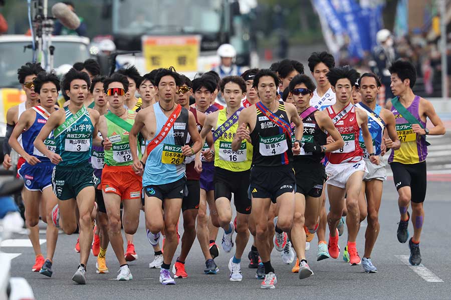 全日本大学駅伝で一区を走る選手たち【写真:産経新聞社】