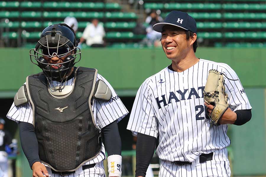 DeNAのコーチを辞して4年目、今期も現役で投げた藤岡（右）【写真：羽鳥慶太】