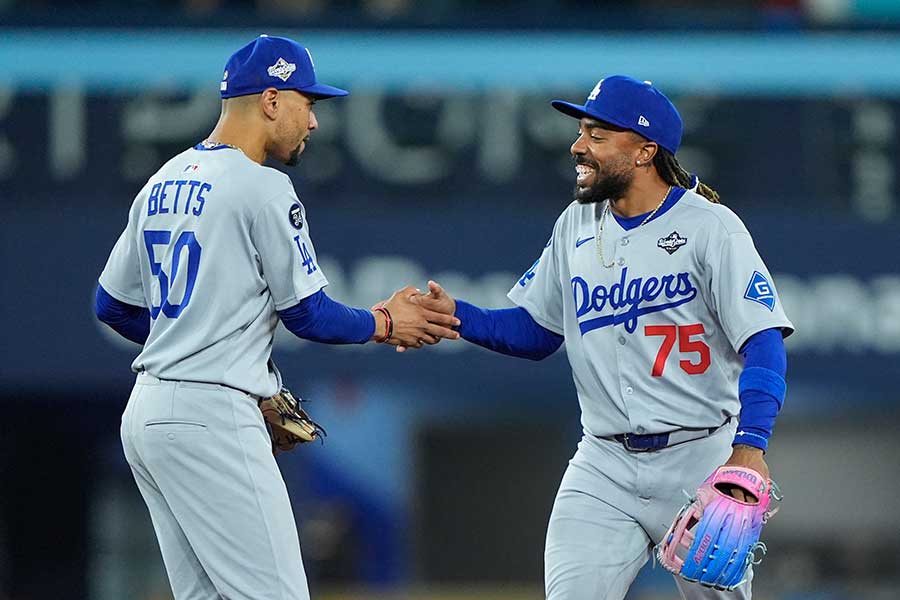ドジャースのジャスティン・ディーン（右）【写真：ロイター】