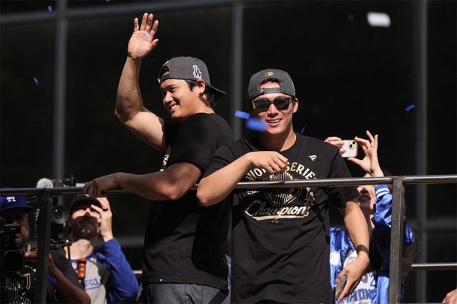 大谷翔平の背後に