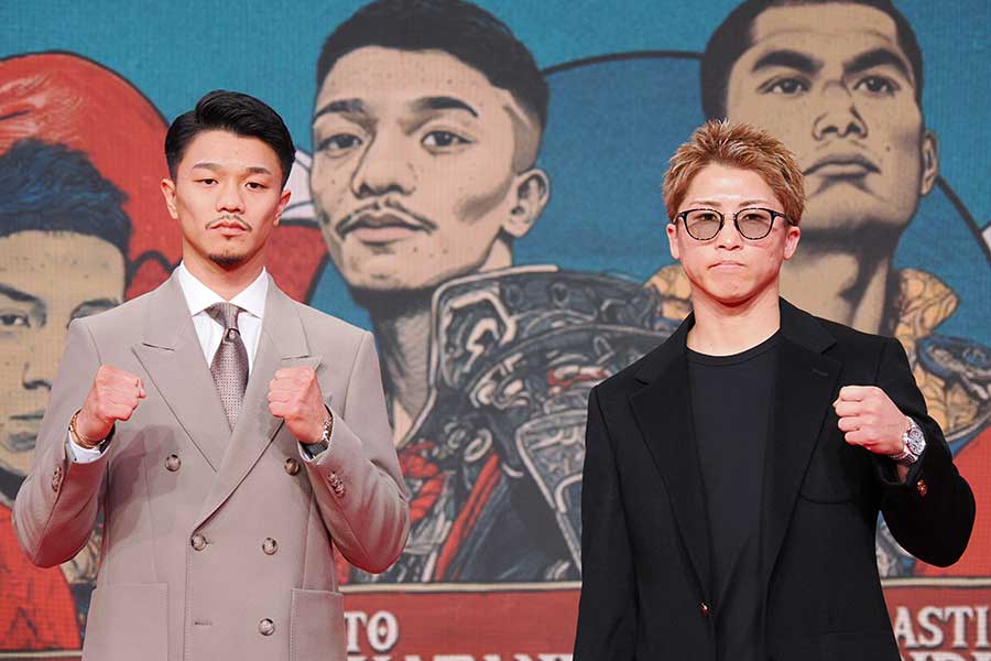 会見場で並んだ中谷と井上尚弥（右）【写真：羽鳥慶太】