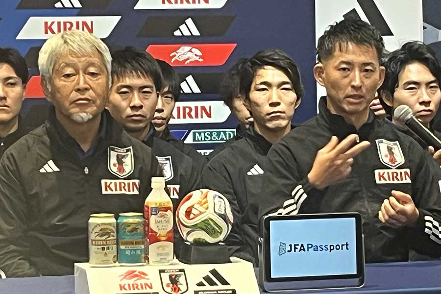 壮行会であいさつするデフサッカー男子日本代表の松元卓巳主将（右）と齋藤登監督【写真：編集部】